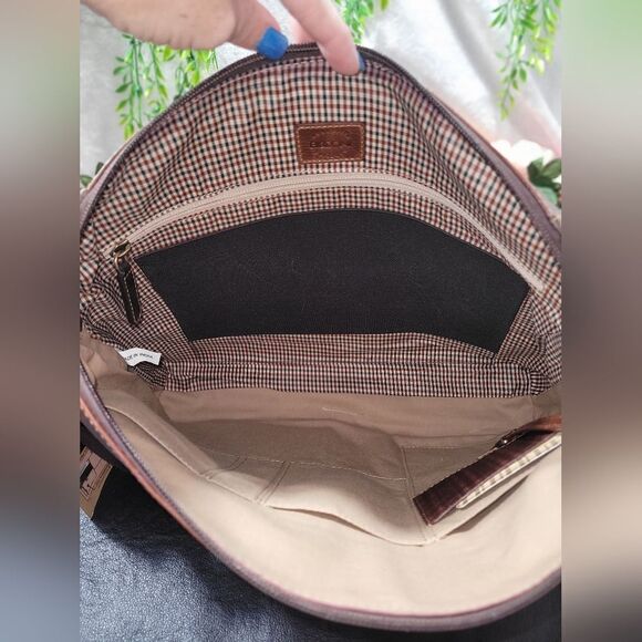 Boconi Garth Urban Messenger Bag in Conyac Full Grain Leather - Picture 14 of 16